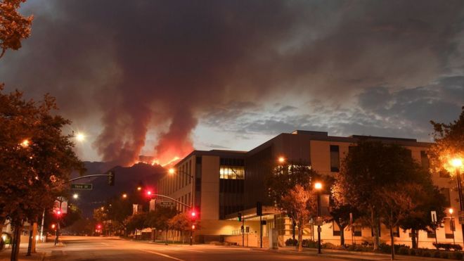 Пожар в Ла Туна горит над Бербанком, Калифорния, 3 сентября 2017 года