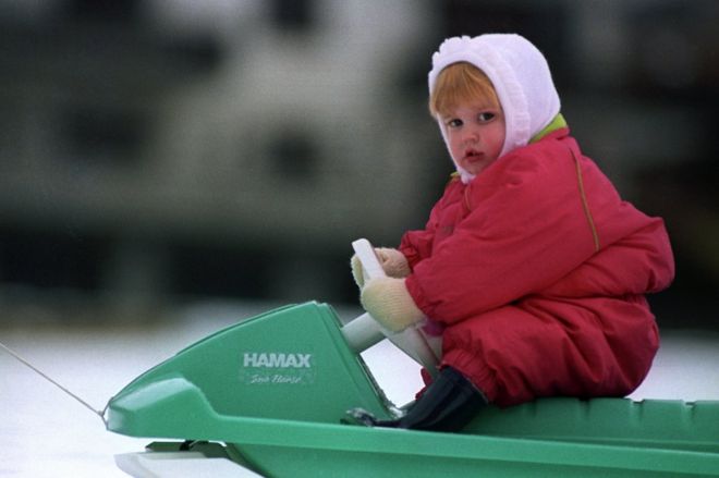 Принцесса Беатрис берет на себя управление санями на склонах возле швейцарской деревни Клостерс