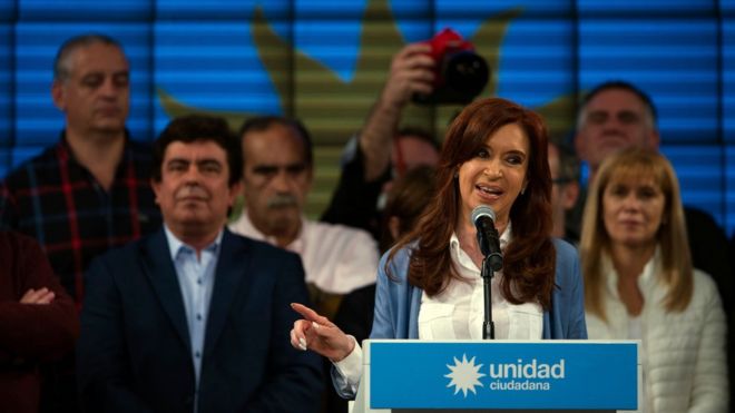 Бывший президент Аргентины Кристина Фернандес де Киршнер выступает с речью возле Буэнос-Айреса