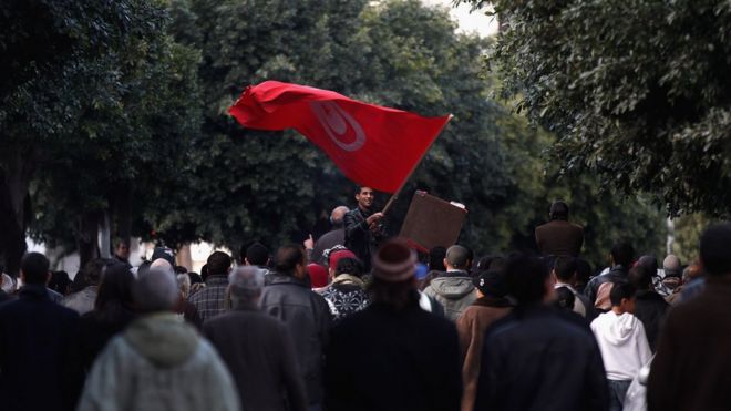 Протестующие в Тунисе в январе 2011 года