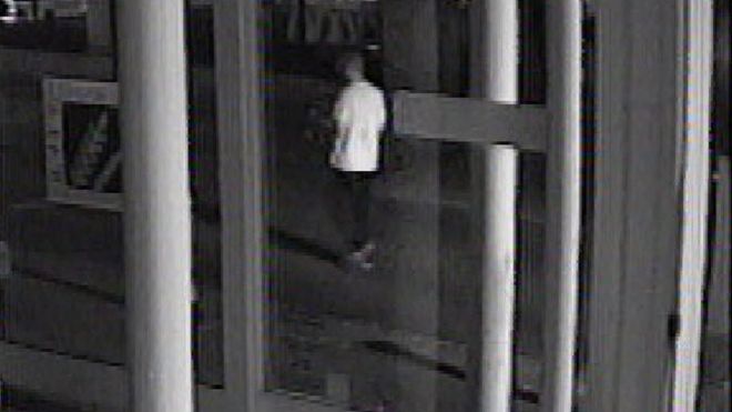 Фотография с камеры видеонаблюдения мужчины в белой футболке и темных низах с короткими волосами, в 3 часа ночи в Корнхилл-Уолк