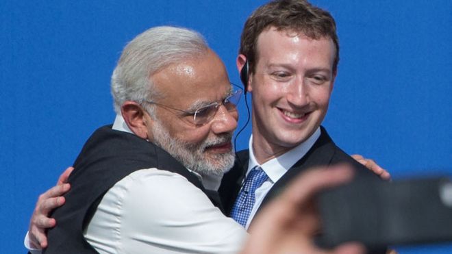 Нарендра Моди обнимает генерального директора Facebook Марка Цукерберга