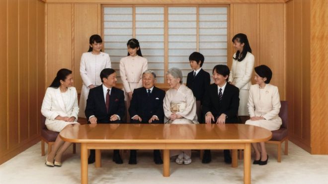 Император Японии Акихито и императрица Мичико улыбаются вместе с членами своей семьи во время фотосессии на Новый год в Императорском дворце в Токио, Япония, на этом раздаточном снимке, сделанном 28 ноября 2016 года