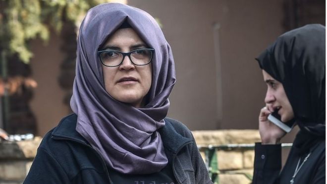 Хатидже Ченгиз, невеста пропавшего саудовского журналиста Джамала Хашогги, ждет возле консульства Стамбула, 3 октября 2018 года