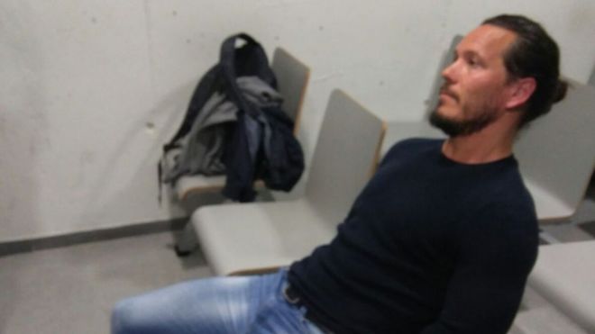 Джейми Акурт, находясь под стражей в полиции Испании