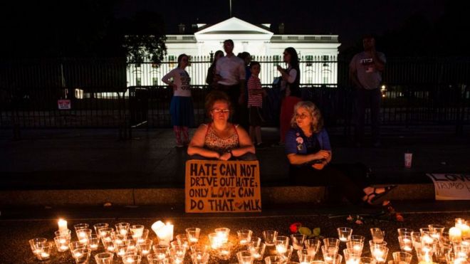 Vigília fora da Casa Branca depois que um supremacista branco matou uma mulhe em Charlottesville, Virgínia