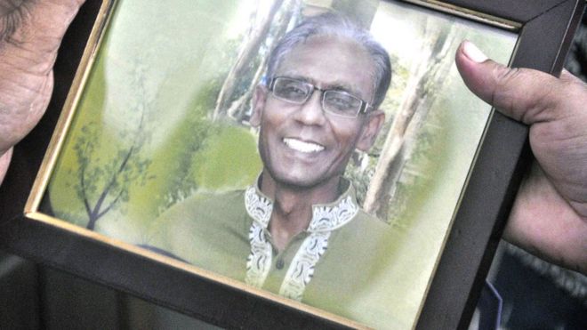 Мужчина держит портрет бангладешского профессора Сиддика, который был взломан до смерти неизвестными злоумышленниками в Раджшахи 23 апреля 2016 года.