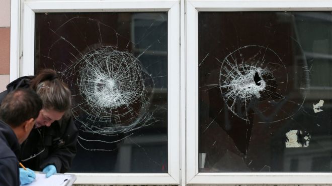 Разбитые окна в мечети и общественном центре на Альберт-роуд