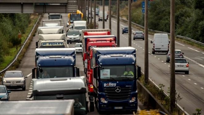Водители грузовиков едут из Loon Plage в Кале (5 сентября 2016 года)