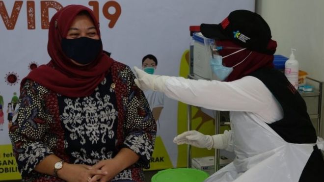 Seorang tenaga kesehatan di Bogor mendapat vaksin Covid-19 pada Kamis (04/10).