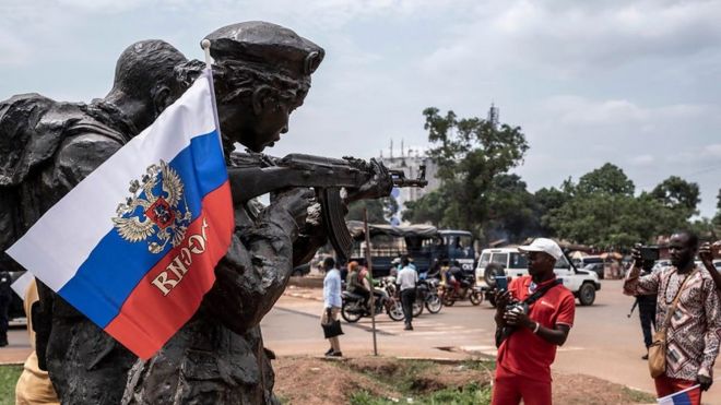 Статуя военного с российским флагом в Африке