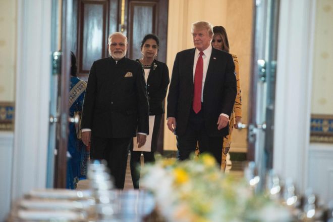 Премьер-министр Индии Нарендра Моди (слева), президент США Дональд Трамп (2-й справа) и первая леди Мелания Трамп прибывают в Голубую комнату на ужин в Белом доме в Вашингтоне, округ Колумбия, 26 июня 2017 года.