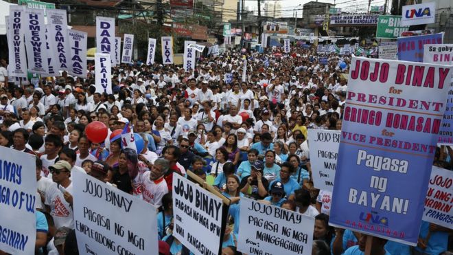 Сторонники вице-президента Jejomar Binay показывают плакаты на предвыборном митинге в городе Мандалуйонг, Метро Манила
