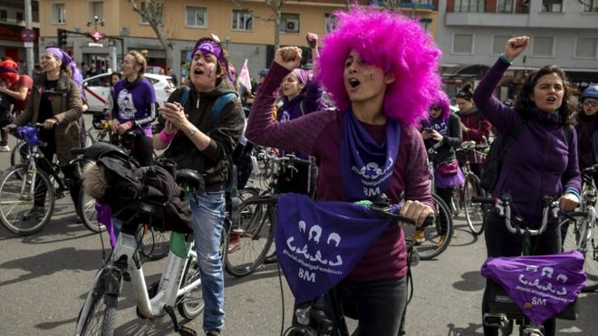 Женщины носят фиолетовое, участвуя в протесте феминисток на велосипедах во время Международного женского дня в Мадриде, Испания, 8 марта 2020 года