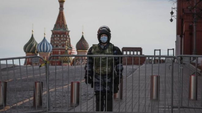 Một cảnh sát Nga đứng ở trung tâm thành phố Moscow, Nga, ngày 6 tháng 3 năm 2022