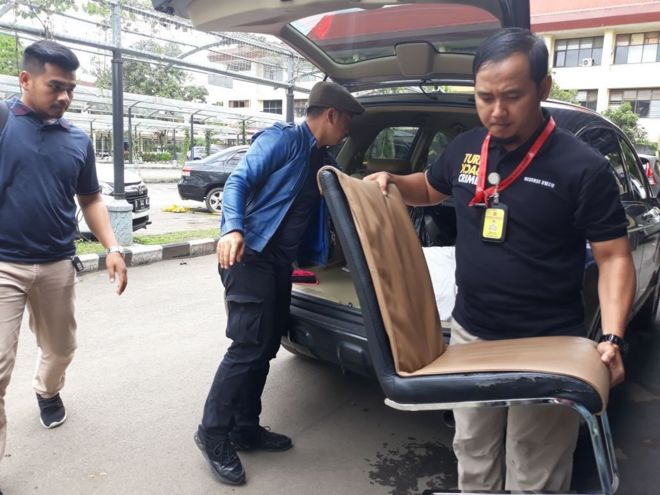 Barang bukti kursi yang disita penyidik Polda Jabar identik dengan kursi yang ada di video asusila paedofil, Sabtu (06/01). 