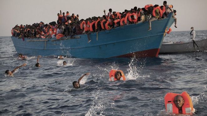 Barco con miles de migrantes