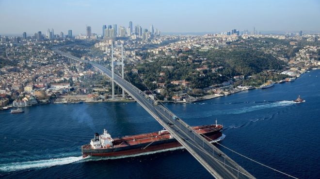 Знаменитый Стамбульский Босфорский мост связывает Азию и Европу