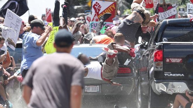 Автомобиль поражает протестующих в Шарлоттсвилле, 12 августа 2017 года