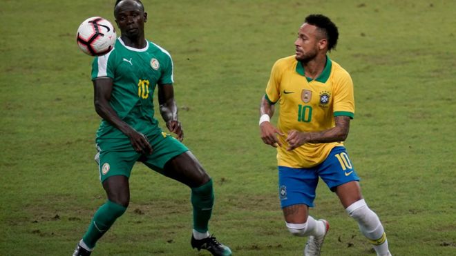 Sadio Mané du Sénégal face à Neymar du Brésil, en match amical contre le Brésil, le 10 octobre 2019 à Singapour.
