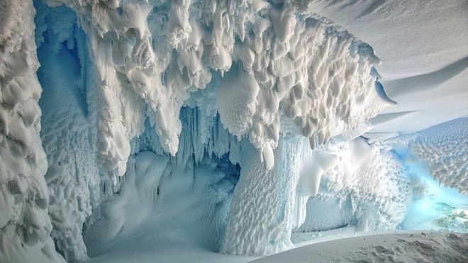 Cueva en Antártica