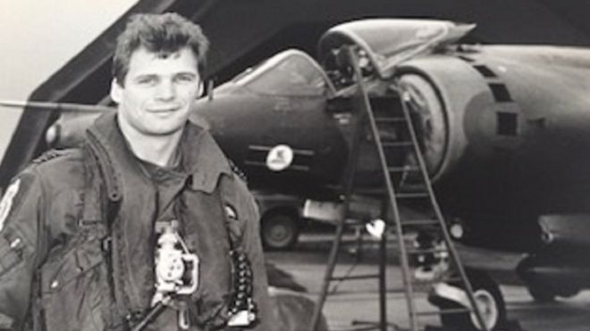 Пол Ганнелл присоединился к RAF в 1982 году и управлял реактивными самолетами Harrier, прежде чем присоединиться к Cathay Pacific