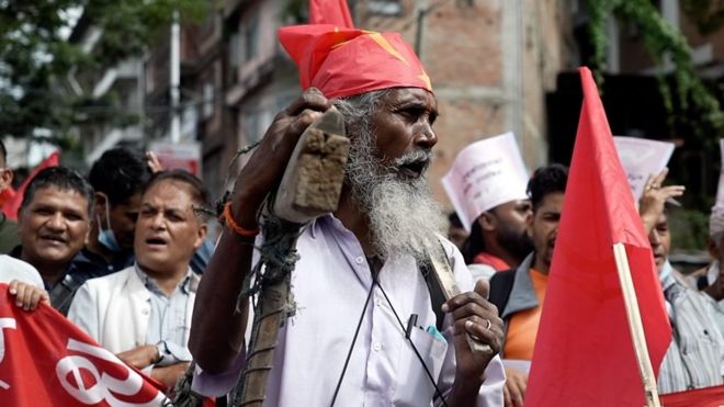 मार्चपास गर्दै पीडितहरू।