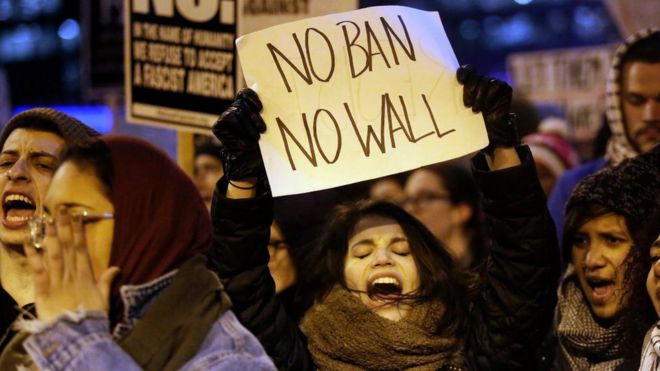 Демонстранты протестуют против запрета на иммиграцию президента Дональда Трампа 1 февраля 2017 года в Чикаго, штат Иллинойс.