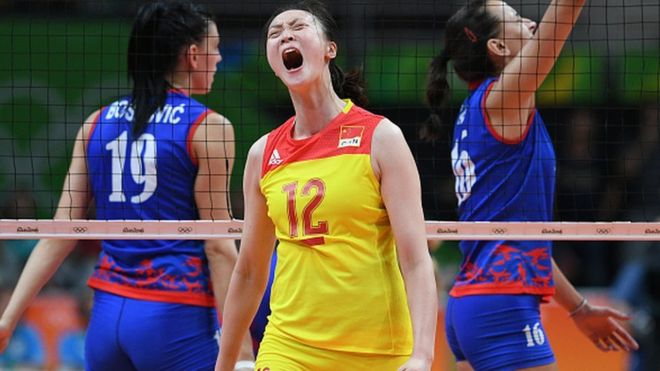 Волейбольная команда китайских женщин набирает очко