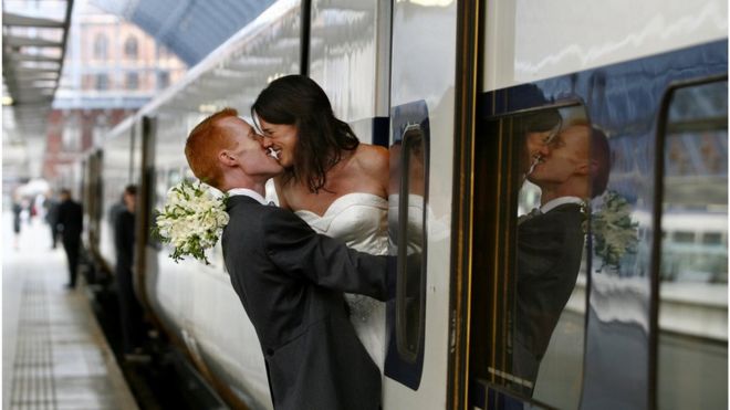 Молодожены Том и Сюзанна Крофт сели на поезд Eurostar на свадебный прием