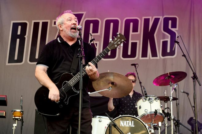 Пит Шелли из Buzzcocks выступает во время «Звуков города» в Castlefield Bowl 6 июля 2018 года в Манчестере