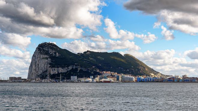 Общий вид на Гибралтарскую скалу из испанского городка Ла-Линеа-де-ла-Консепсьон.