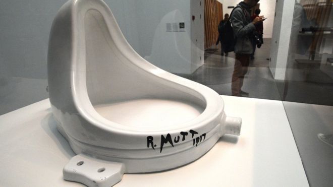 Окрещенный "Фонтаном" унитаз считается первым в мире произведением концептуального искусства. Запечатленная на этой фотографии репродукция авторизована Марселем Дюшаном в 1964 году и находится в постоянной экспозиции лондонского музея Тейт Модерн.