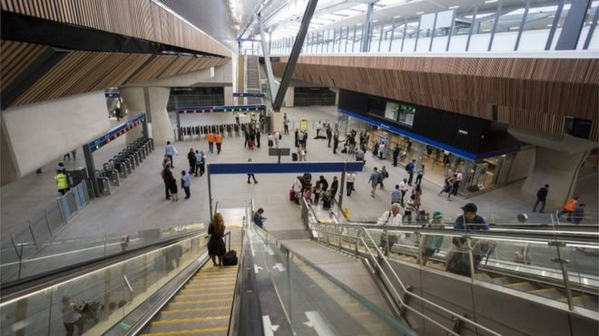 Представители публики опробуют новый зал и платформы на станции лондонского моста