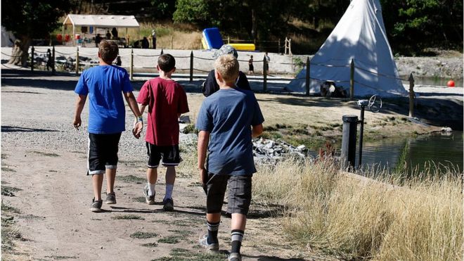 Бойскауты гуляют по лагерю Мэйпл-Делл 31 июля 2015 г. недалеко от Пейсона, штат Юта