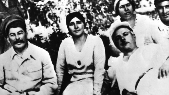 Từ trái: Stalin và vợ, bà Nadia