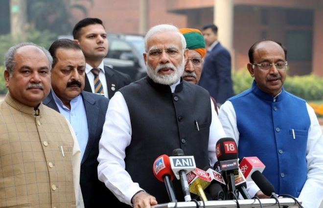 Премьер-министр Индии Нарендра Моди (C) обращается к средствам массовой информации по прибытии в первый день зимней сессии парламента в Нью-Дели, Индия, 11