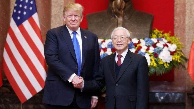 Ông Donald Trump và ông Nguyễn Phú Trọng bắt tay trước thềm Thượng đỉnh Trump-Kim ở Hà Nội hôm 27/2/2019