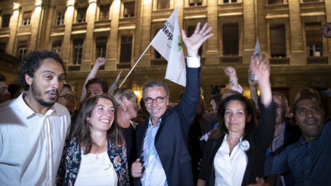 Nieuwe burgemeester Pierre Hurmic (midden), EELV, Europe Ecologie Les Verts, reageert na het winnen van de tweede ronde van de Franse gemeenteraadsverkiezingen in Bordeaux, Frankrijk, 28 juni 2020.