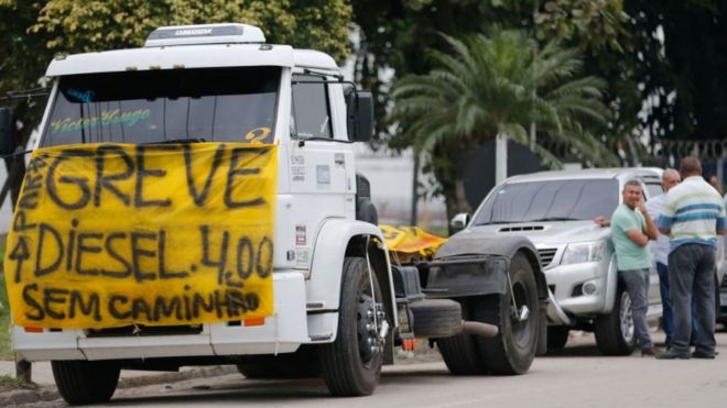 CaminhÃ£o parado em rodovia no Rio de Janeiro