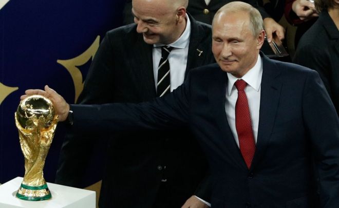 Президент Путин ласкает Кубок мира