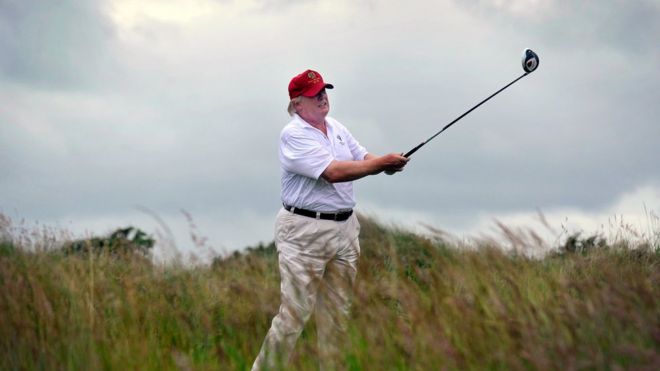 Дональд Трамп на поле для гольфа.