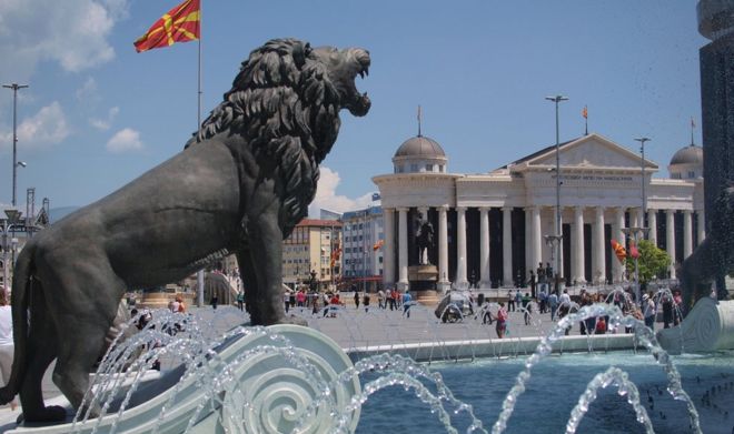 Бронзовая статуя в Скопье в 2014 году