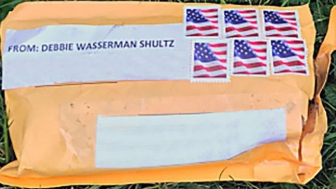 Фотография ФБР, на которой показан один из пакетов с подозреваемыми, разосланный ряду критиков Трампа, 24 октября 2018 года