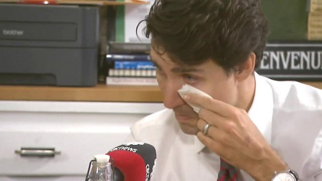 رئيس الوزراء الكندي يبكي لدى لقائه مرة أخرى بأسرة سورية لاجئة كان قد استقبلها عام 2015