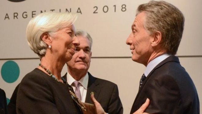 Президент Аргентины Маурисио Макри (справа) приветствует управляющего директора Международного валютного фонда Кристину Лагард