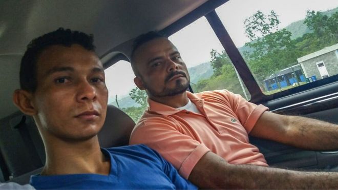 Члены ELN Никсон Кобос (справа) и Лейвис Валеро после освобождения 2 февраля 2017 года в Букараманге, Сантандер, Колумбия.