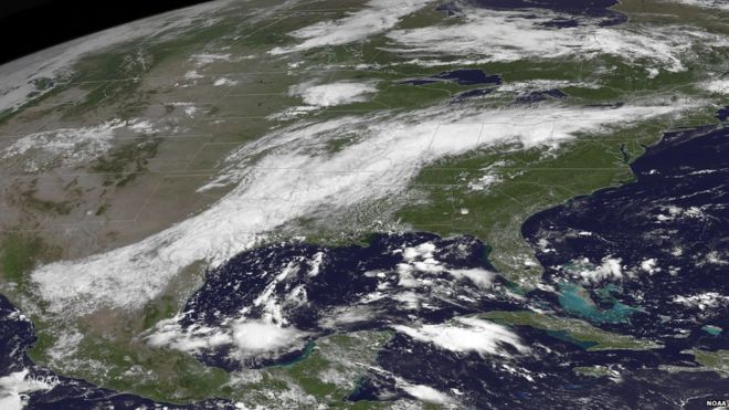 На этом спутниковом снимке от 15 августа показаны дождевые облака над Луизианой и соседними штатами