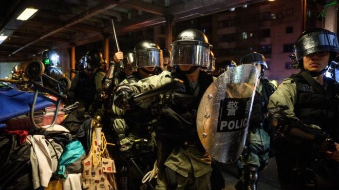 Police clear people from a bridge in the North Point area of Hong Kong on September 15, 2019