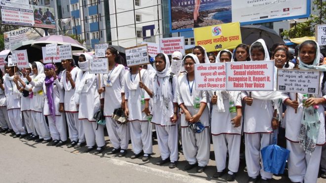 Школьницы держат плакаты во время молчаливого митинга протеста против недавних случаев изнасилования двух девочек-подростков в районах Чатра и Пакур в Джаркханде, в Ранчи, 8 мая 2018 года.